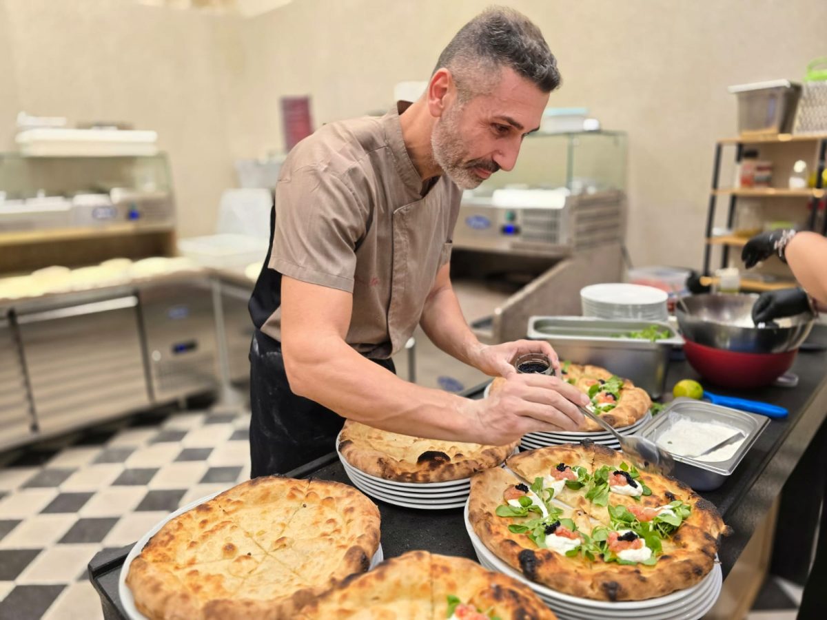 Filippo Volpe compone le pizze d'autore nella cucina de Il Moro